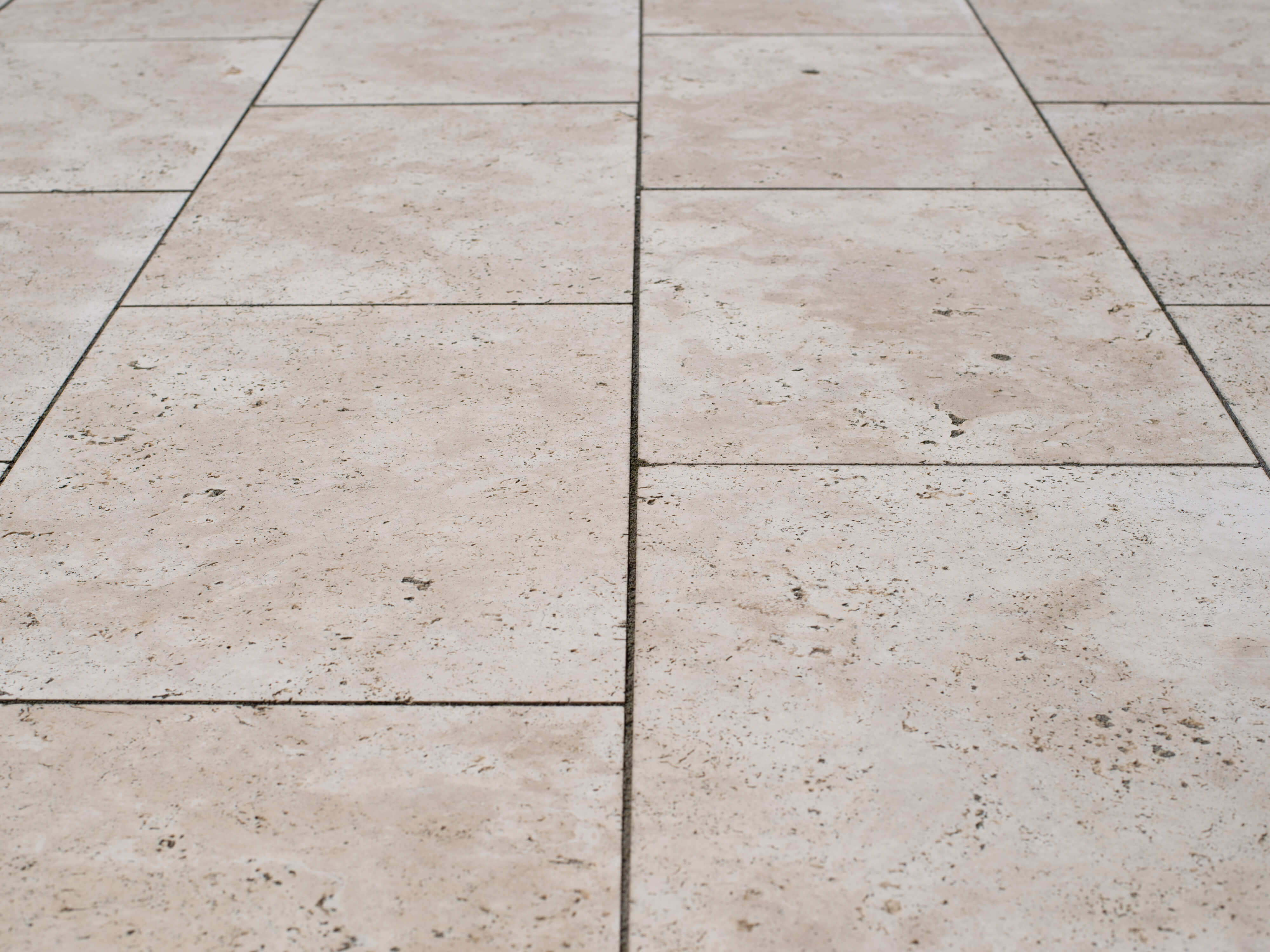 Travertinplatte Medium Line – stonenaturelle Natursteinböden